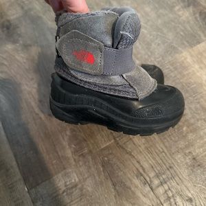 North face toddler boot. Size 6. Gently worn.